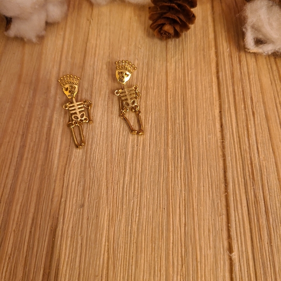 ๐๐NEW๐๐SUPER CUTE!! Stainless Steel Princess Skeleton Dangle Earrings - Picture 5 of 10